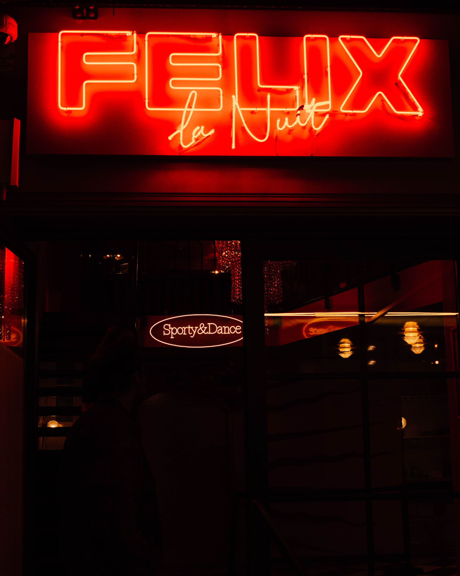 Felix la Nuit x Hyrox — reportage photo soirée néon rouge, ambiance club et lifestyle sportif sur la Côte d'Azur